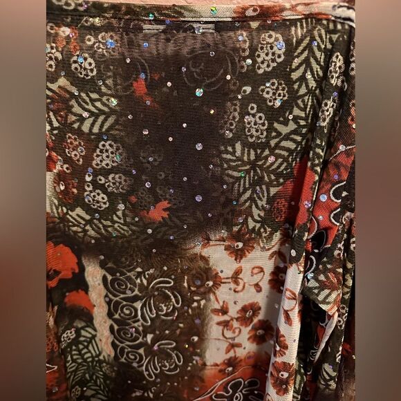 Beautiful woman’s multi color blouse - Picture 4 of 10